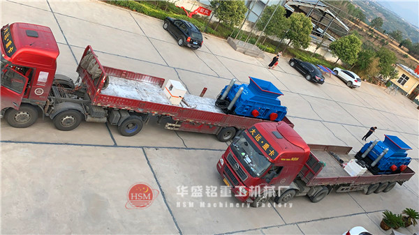 液壓對(duì)輥破碎機(jī)第四、五臺(tái)發(fā)貨現(xiàn)場(chǎng)